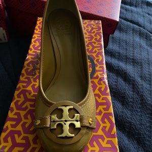 Tory Burch - Tan heel with the TB logo.